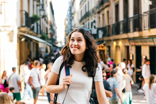 夏の活気ある旧市街サン セバスティアンを訪れる幸せな若い観光客の女性 — ストック写真
