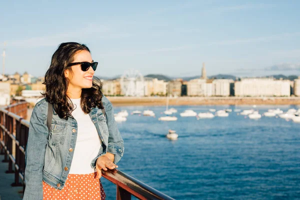 Šťastná Mladá Turistka Výhledem Záliv San Sebastian Španělsku — Stock fotografie