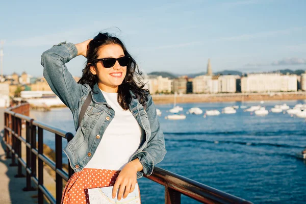 Šťastná Mladá Turistka Výhledem Záliv San Sebastian Španělsku — Stock fotografie