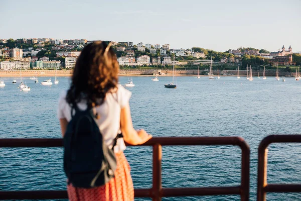 スペインのサン セバスティアンの港から コンチャ湾 の景色を楽しむ若い観光客の女性の後部ビュー 風景に焦点を当てる — ストック写真