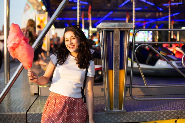 Felice Giovane Bella Donna Mangiare Zucchero Filato Luna Park Tramonto — Foto Stock