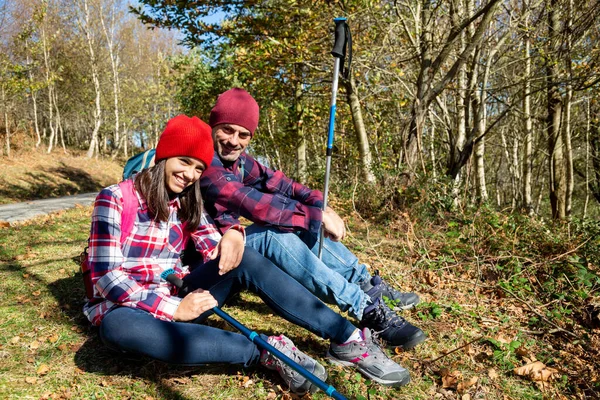 Happy Father Teenage Daughter Sitting Grass Resting Walk Mountain Autumn — 스톡 사진