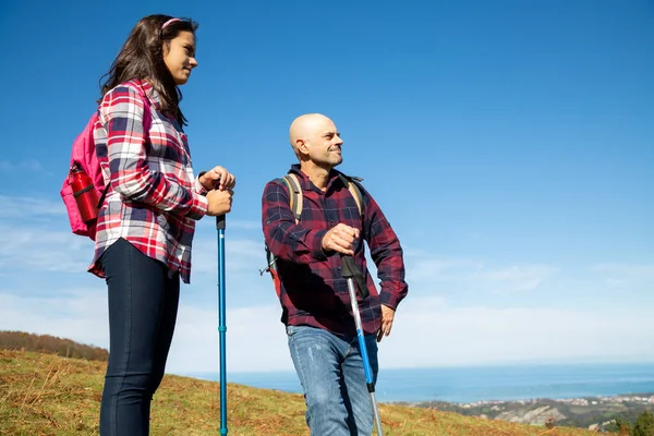 Father Teenage Daughter Hiking Enjoying Views Sea Top Sunny Autumn — 스톡 사진