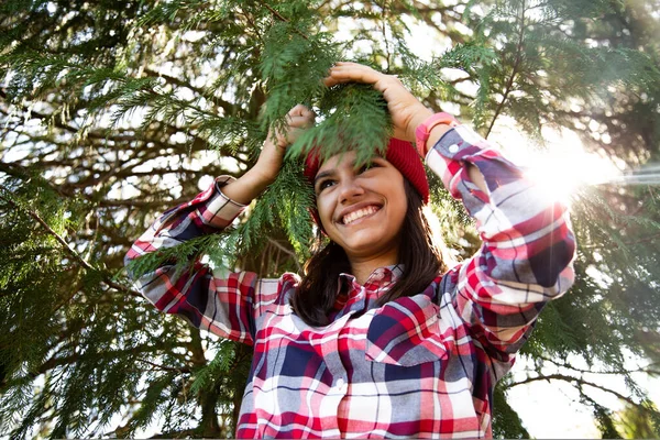 Caminhante Adolescente Feliz Brincando Com Ramos Pinheiro Com Sol Para — Fotografia de Stock