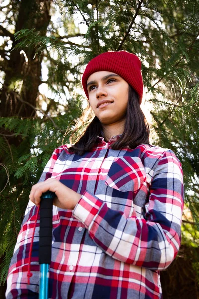Retrato Senderista Adolescente Con Camisa Cuadros Gorra Lana Roja Bajo — Foto de Stock