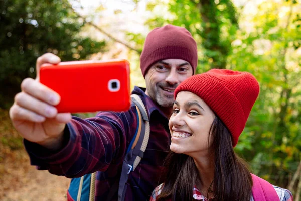 Gelukkig Vader Tienerdochter Nemen Een Selfie Trekken Grappige Gezichten Tijdens — Stockfoto