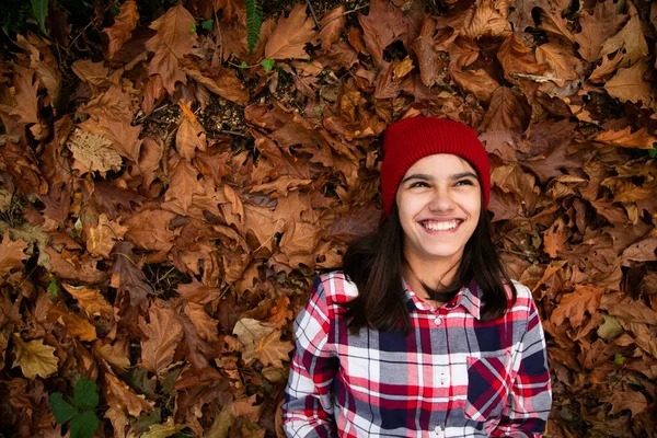 Chica Adolescente Feliz Con Una Camisa Cuadros Gorra Lana Roja —  Fotos de Stock