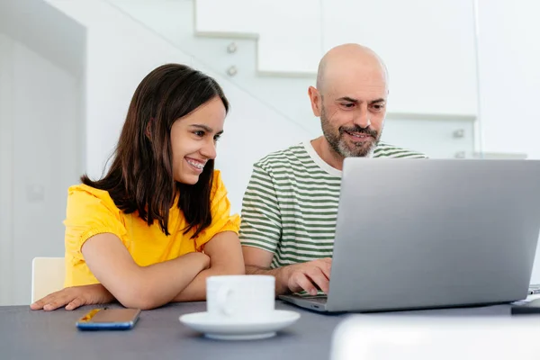 Chica Adolescente Sonriente Con Aparatos Ortopédicos Mirando Padre Trabajando Desde —  Fotos de Stock