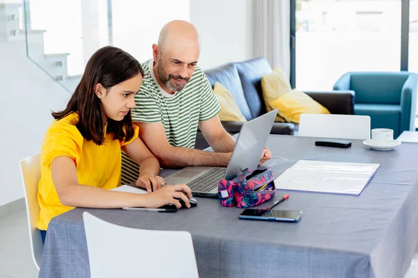 Vader Van Middelbare Leeftijd Helpt Zijn Tienerdochter Met Het Huiswerk — Stockfoto