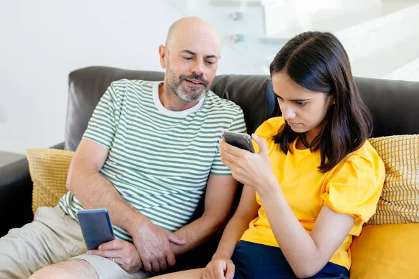 Vader Gluurt Naar Wat Zijn Tienerdochter Kijkt Haar Smartphone Ouderlijk — Stockfoto