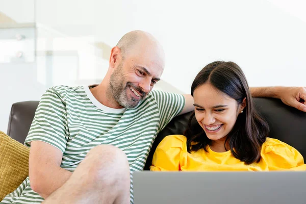 Feliz Padre Hija Adolescente Viendo Algo Divertido Computadora Portátil Teniendo —  Fotos de Stock