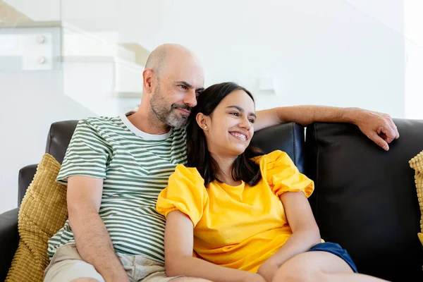 Feliz Padre Hija Adolescente Compartiendo Momentos Relajantes Sentados Sofá Casa —  Fotos de Stock