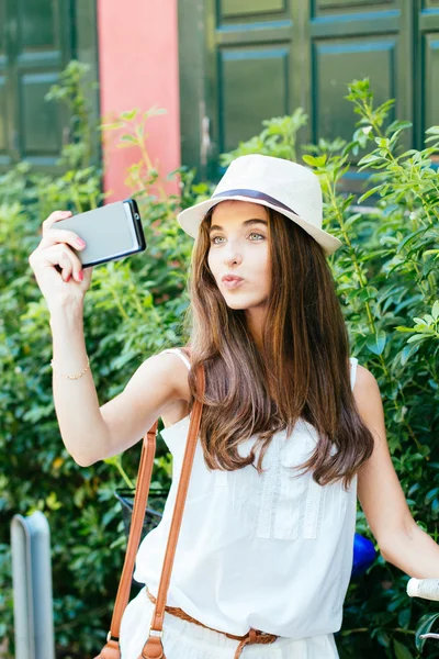 Selfie chica haciendo pucheros con bicicleta — Foto de Stock