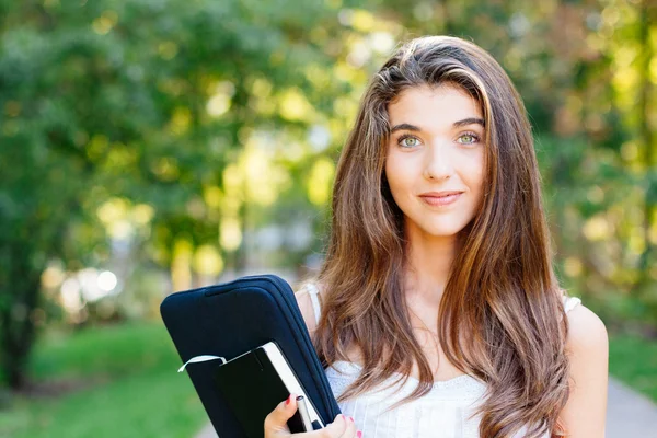 Ritratto di una bella studentessa — Foto Stock