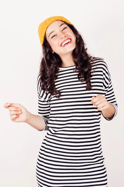 幸せな秋または冬の女の子ウール キャップ付き — ストック写真