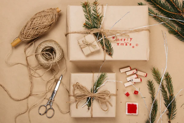 Wrapping eco Christmas packages — Stock Photo, Image