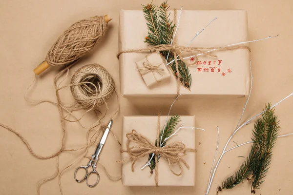 Inwikkeling eco Kerstmis pakketten — Stockfoto