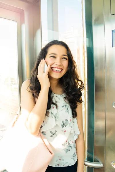 Hermosa mujer riendo en el teléfono celular — Foto de Stock