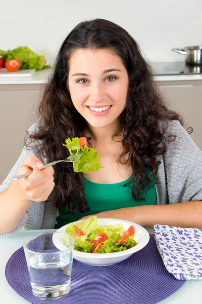 She eats healthy and is happy and beautiful — Stock Photo, Image