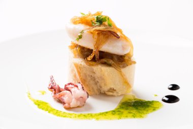 Kalamar karamelize soğan ile tapa