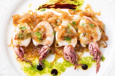 Mürekkep karamelize soğan ve maydanoz ile