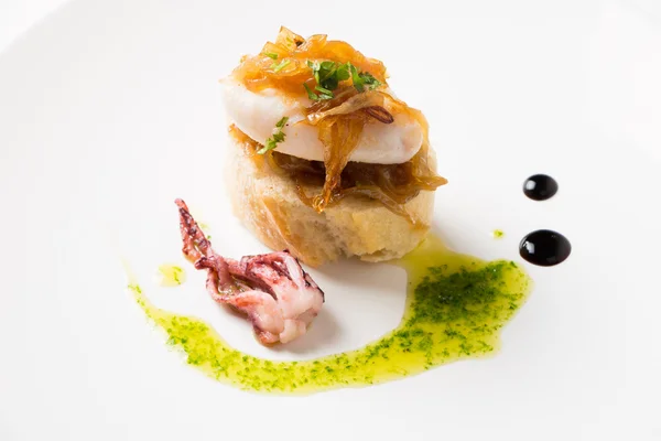 Tapa aus Tintenfisch mit karamellisierter Zwiebel — Stockfoto