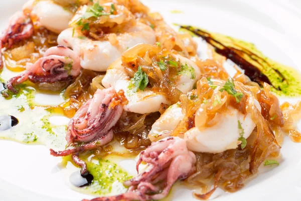 Calamares con cebolla caramelizada y perejil — Foto de Stock
