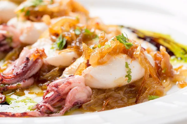 Calamari con cipolla caramellata e prezzemolo — Foto Stock