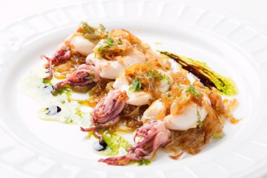 Mürekkep karamelize soğan ve maydanoz ile