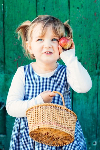 Stolze süße Kleinkind zeigt ihren Apfel — Stockfoto