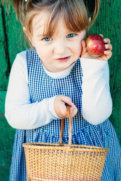 Stolze süße Kleinkind zeigt ihren Apfel — Stockfoto