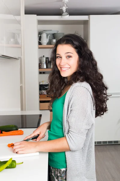 Jovem mulher bonita cozinhar na cozinha — Fotografia de Stock