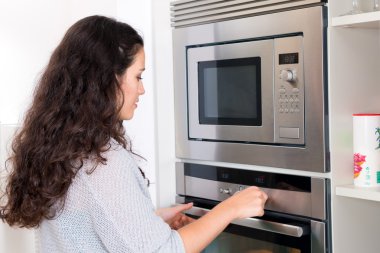 Genç kadın fırın programlama