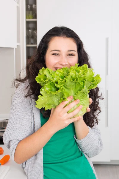 Sie liebt Salat — Stockfoto