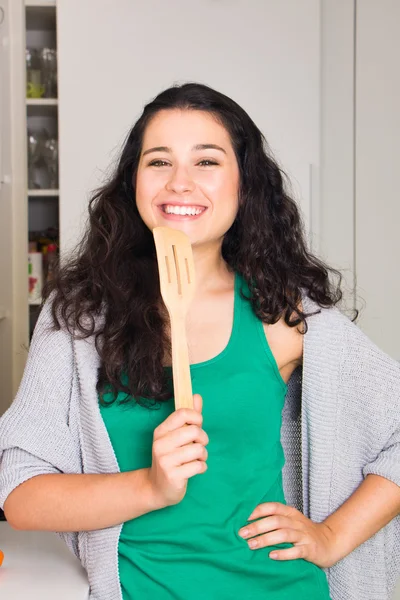 Счастливая молодая красивая домохозяйка — стоковое фото