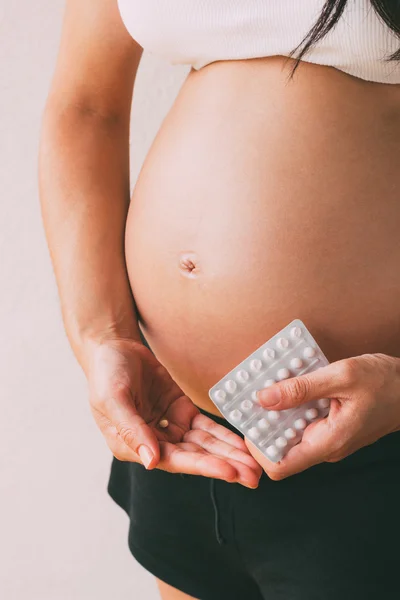 Pregnant woman taking pills — Stock Photo, Image