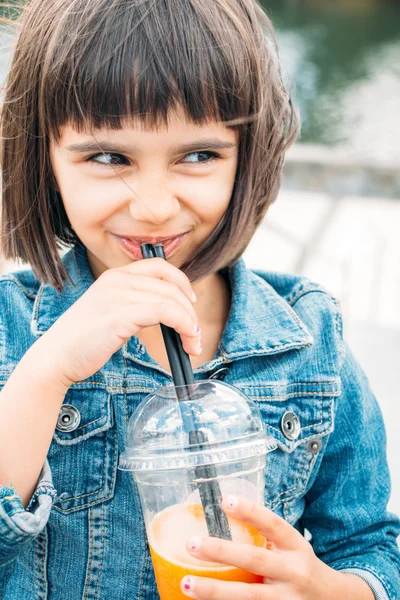 Malá holčička pití smoothie — Stock fotografie