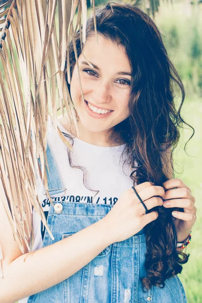 Retrato de una adolescente con un mono de mezclilla — Foto de Stock