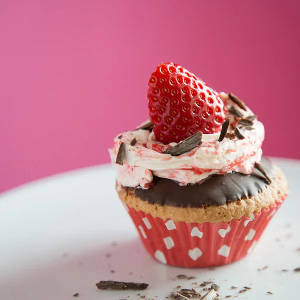 Erdbeer-Cupcake mit Schokolade — Stockfoto