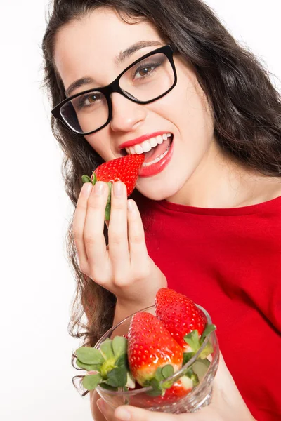 Beautiful woman with eyeglasses eating strawberries — Stock Photo, Image