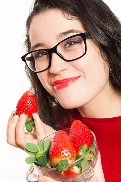 Funny woman with eyeglasses eating strawberries — Stock Photo, Image