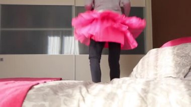 Küçük kız anne yatakta atlama