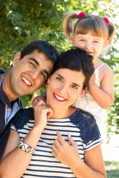 Liefdevolle familie van drie — Stockfoto