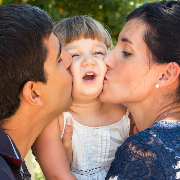 Divertido besos familia — Foto de Stock