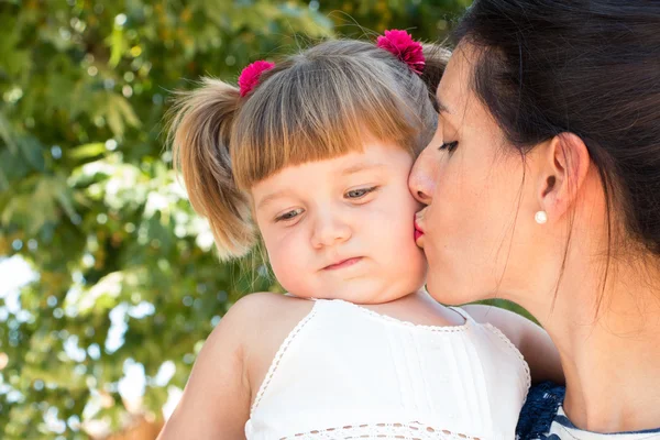 Beijo de mãe — Fotografia de Stock