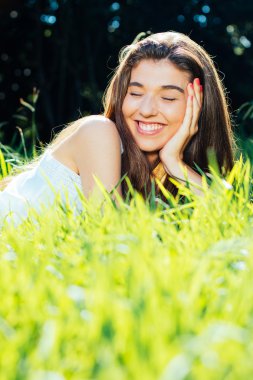 Mutlu kadınla Çimenlerin arasında yalan