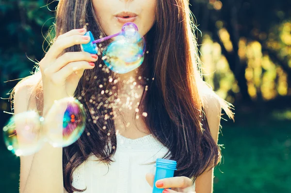 Chica soplando burbujas — Foto de Stock