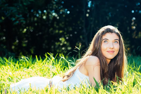 Fille rêveuse couchée dans l'herbe tha — Photo