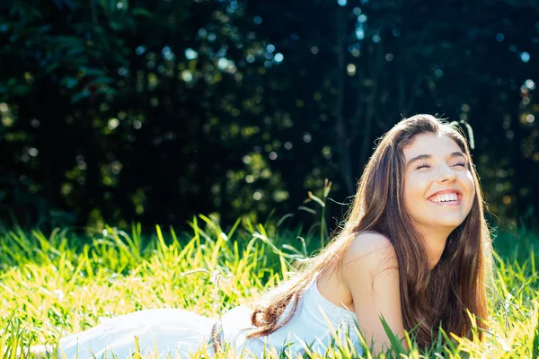 Счастливая девушка лежит в траве — стоковое фото