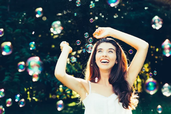 Menina se divertindo com bolhas — Fotografia de Stock